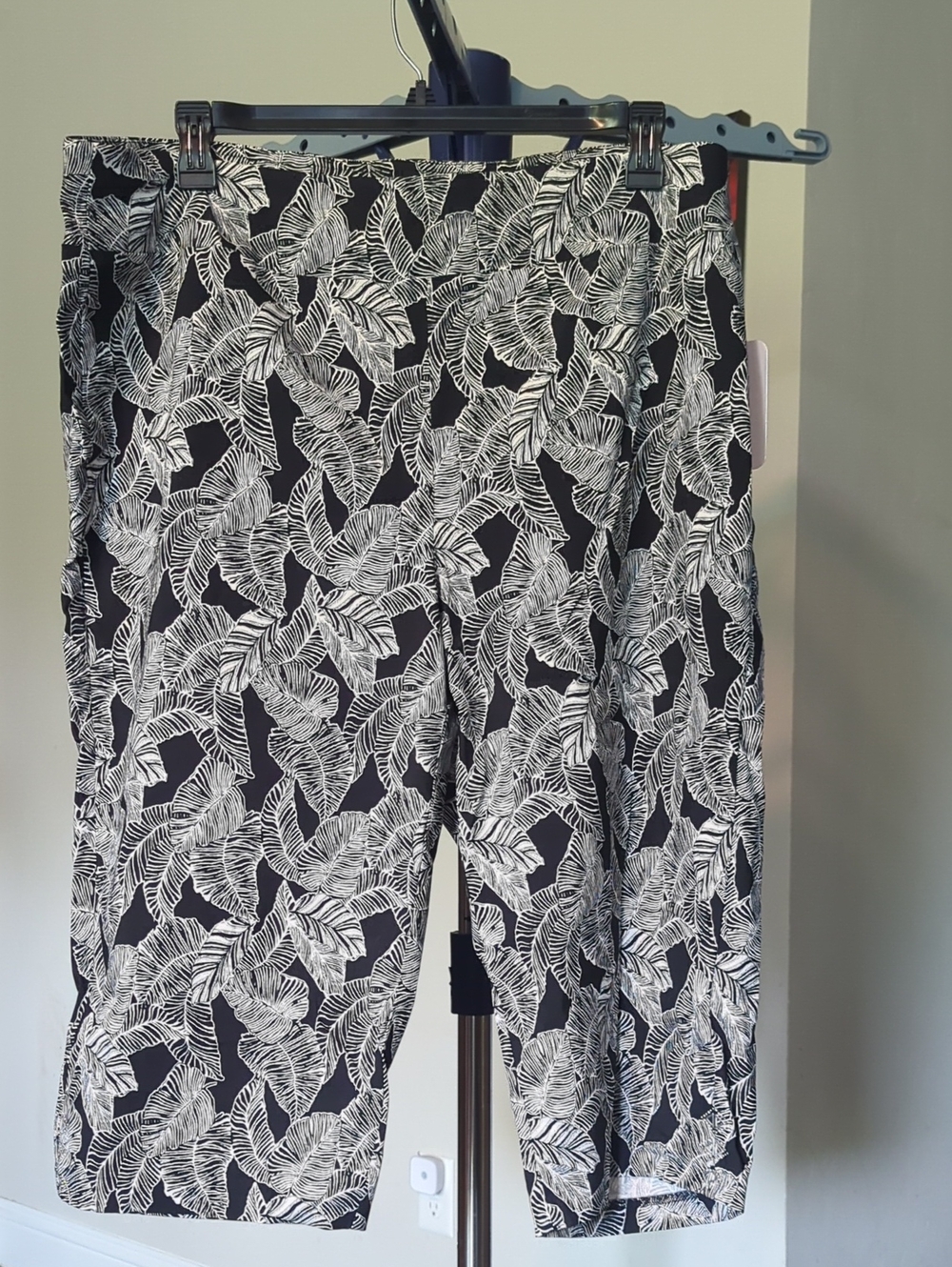 Allison Daley Black and White Leaf-Print Cropped Capris